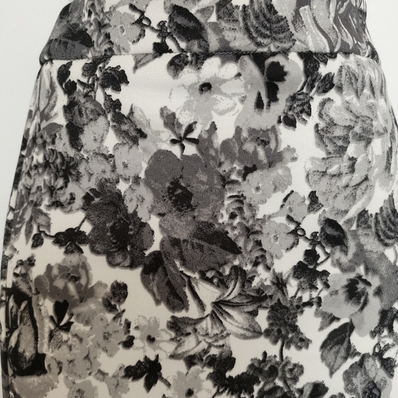 NWOT Mack + Liam pencil skirt black and white rose floral - Picture 6 of 10